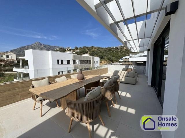 Propiedad exclusiva con terraza y vistas panorámicas al mar. 117m² Marbella