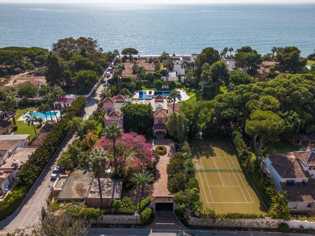 Propiedad frente a la playa con potencial de renovación en E. 1069m² Estepona