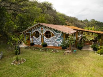 Propiedad Serena con Dos Casas y Vistas Impresionantes en Malacatos