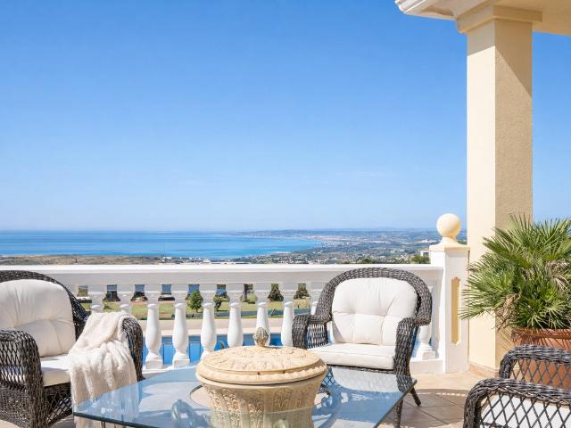 Propiedad única con privacidad, amplitud y potencial de ingr. 357m² Estepona