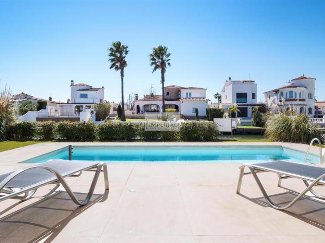 Propiedad única en el canal principal, amarre 22 m, Sur 289m² Empuriabrava