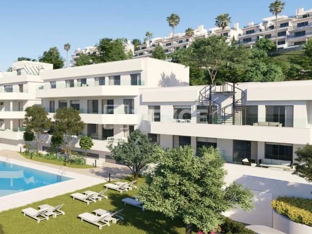 Propiedades con Vistas y Cerca del Campo de Golf en Estepona