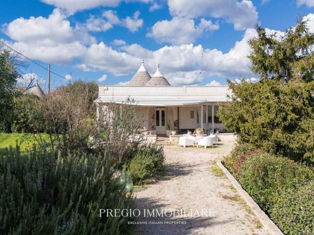 Proponiamo in vendita una villa a trulli completamente ristr. 150m² Cisternino