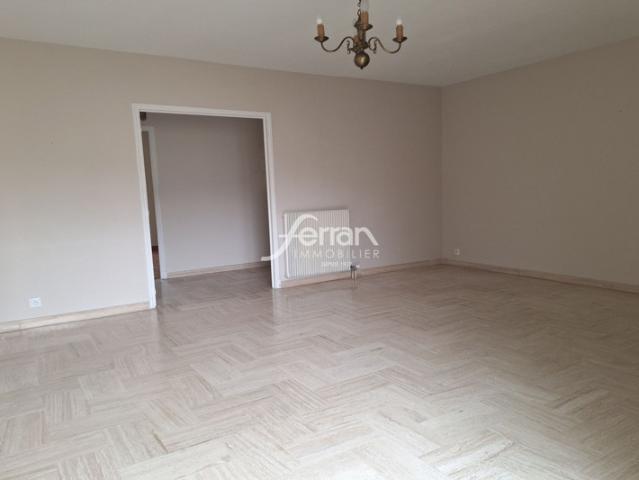 Proposé à la vente, cet appartement de trois pièces se trouve