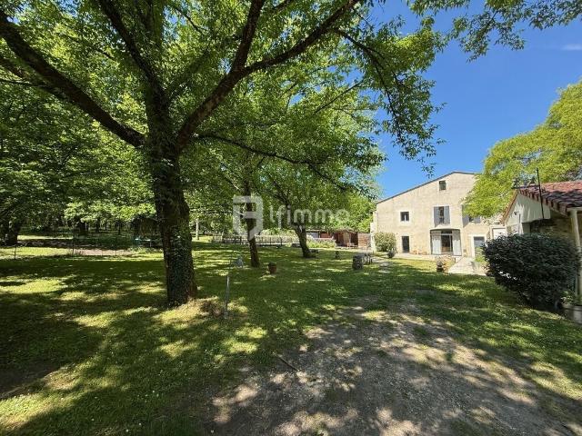 Propriété 320 m2 parc 2 hectares piscine dépendance