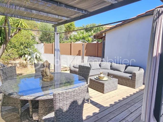 Propriano Appartement T2 disposant d'une grande terrasse de 35 m2 et d'un jardin privatif de 150 m2 en pleine propriété, proche de la mer. BSK Immobilier vous propose de venir découvrir ce bien unique et singulier. !