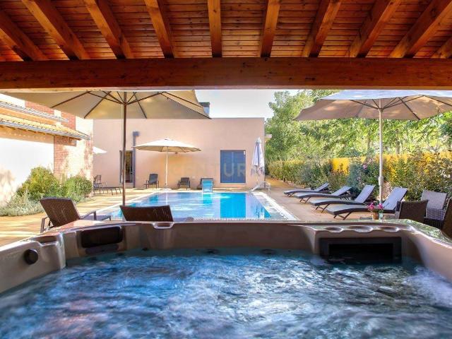 Propriedade T8 com Jardins, Lago e Potencial Alojamento Localização Premium