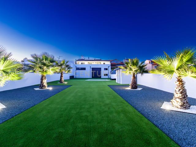Propriedade Totalmente Renovada com Armazém/Garagem de Grande Dimensão e Piscina em Monte Real