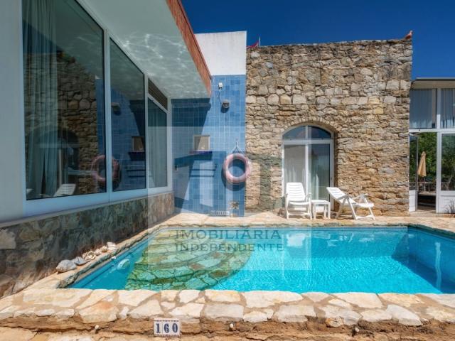 Propriedade Única em Zona Privilegiada com Vista Mar e Piscina Loulé