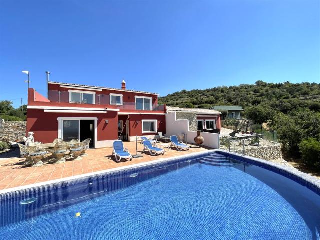 Propriedade versátil com belas vistas para o mar, composta p. 251m² Conceição e Estói
