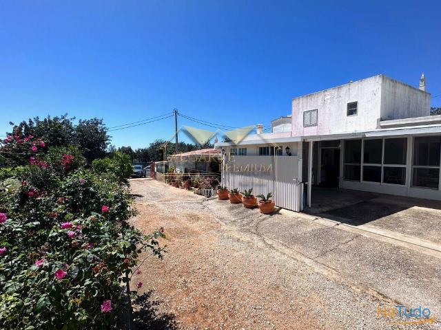 Propriedade com 3 habitações independentes e terreno | 26063770750