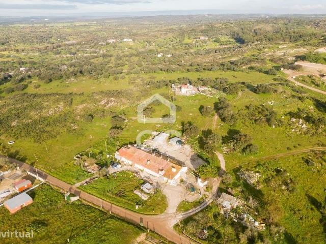 Propriedade com 12ha, 2 casas urbanas e 10 casas rsticas | vora