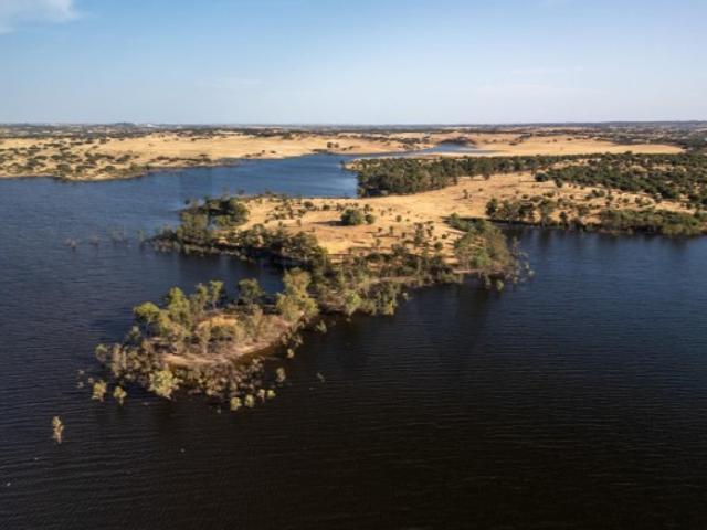 Propriedade com 15.3ha, junto à barragem do Monte da Rocha Ourique