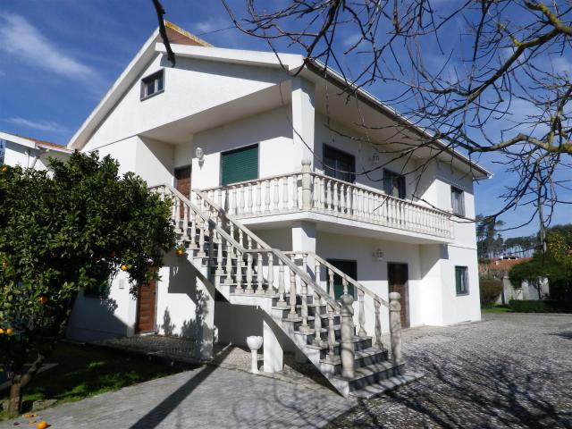 Propriedade com cerca de 8.946m2 com Moradia T5 de rés do ch. 242m² Monte Redondo e Carreira
