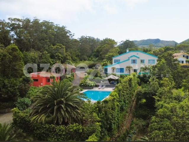 Propriedade com AL, piscina de água salgada, estúdio de yoga e jardim exuberante!