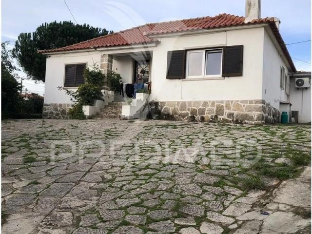 Propriedade com grande terreno em Albarraque