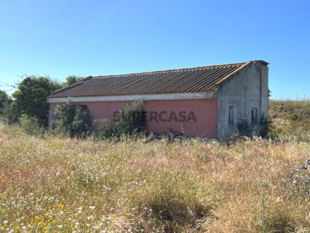 Propriedade com terreno de 5.000,00 m2 e moradia térrea com 151.44 m2, para recuperação total, com certidão recente da Câmara Municipal de Setúbal, dispensando licença de utilização, por ser anterior a 1972