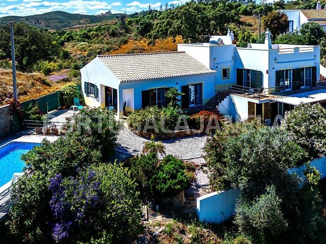 Propriedade com vista mar panorâmica, piscina, rooftop e espaços exteriores únicos – Tavira