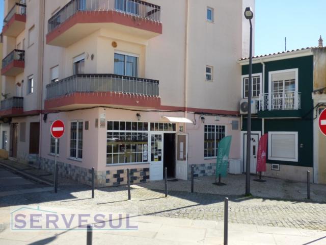 Propriedade composta por um estabelecimento comercial \ Restaurante em funcionamento e uma casa de habitação Duplex com 2 quartos localizados na cidade de Silves, junto ás Escolas e jardim da cidade