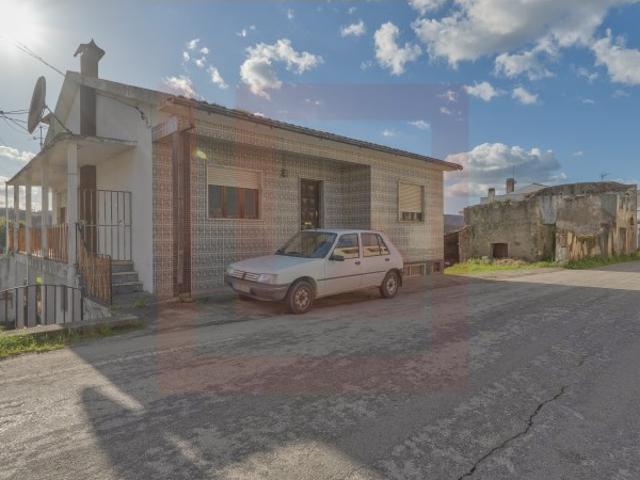 Propriedade constituída por duas moradias e terreno com 7700m² próxima do centro da Lousã
