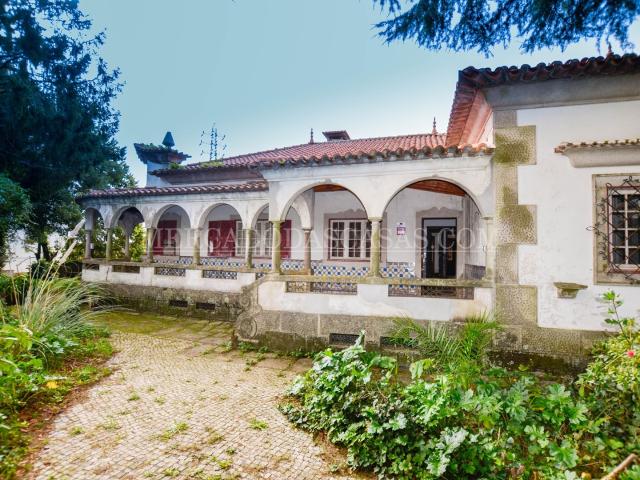 Propriedade c/palacete p/recuperar e 2 artigos p/construção