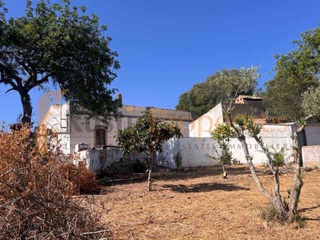 Casa de campo com vista para o mar para renovação perto de Loulé. RP2311V