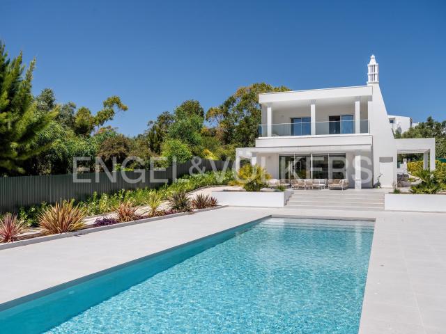 Propriedade de luxo em Alvor | Moradia V4 + Casa de hóspedes V2 | Piscina aquecida | Centro e praias a pé