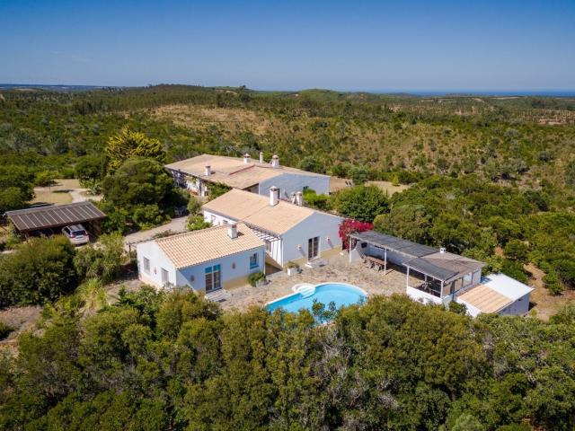 Propriedade de sonho de 20 hectares na Carrapateira com 5 casas, piscina e vista mar