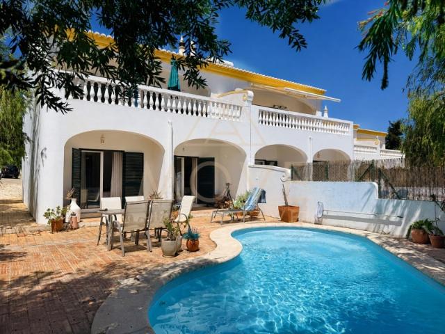 Propriedade geminada de 3 quartos com piscina num beco sem saída tranquilo, perto da praia e de todas as comodidades em Luz