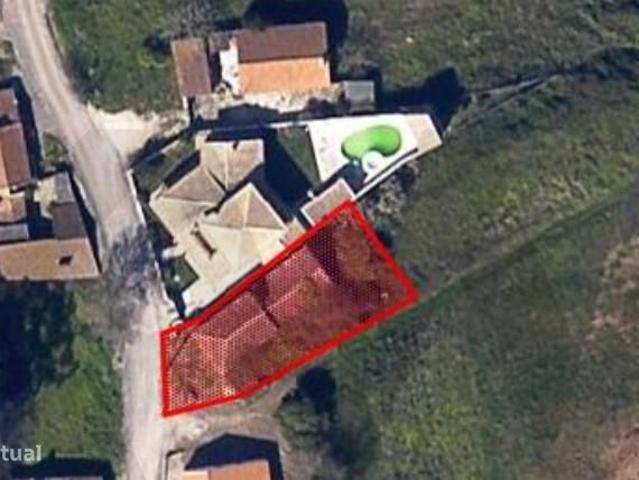 Propriedade nica, casa com logradouro e Adega em terreno em bidos