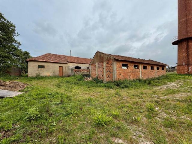 Propriedade para Reabilitação com 4.240m² e Projeto T3+T2 |. 230m² Pedreiras