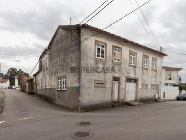 Propriedade para restauro em pleno centro de Santa Maria da Feira