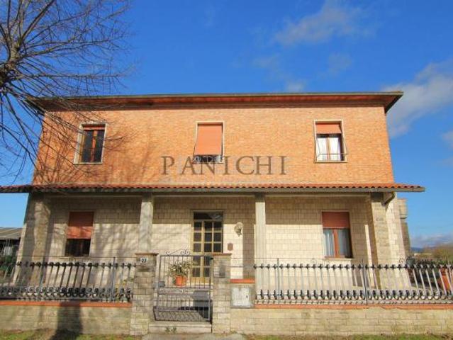 Villa indipendente con doppio garage e ampio resede privato