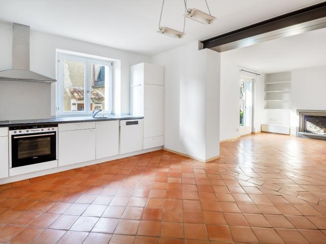 Proprietà bifamiliare in nucleo storico, opportunità di investiment. Dreamo. Ch