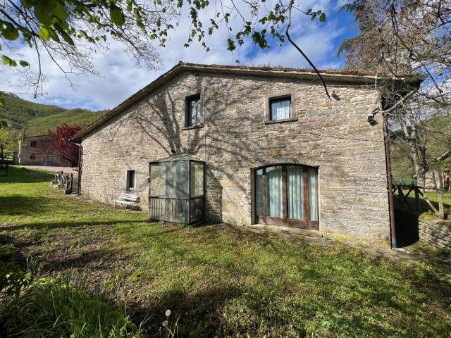 Proprieta' immobiliare composta da due fabbricati in pietra 300m² Borgo Pace