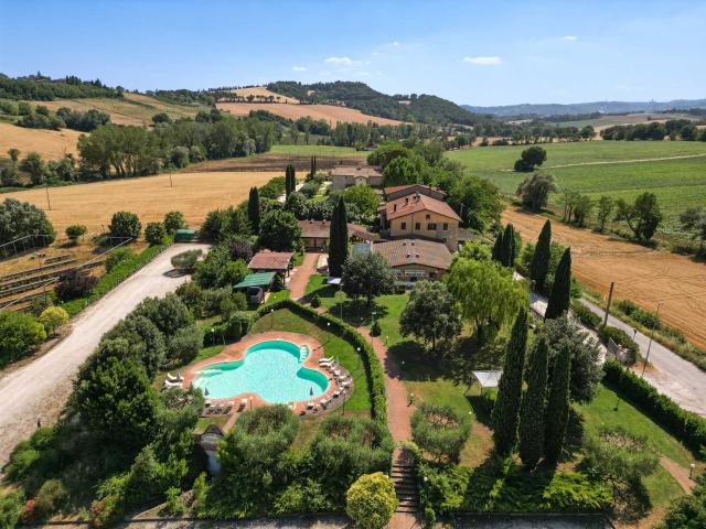 Proprietà spaziosa situata tra Perugia e Assisi 925m² Perugia