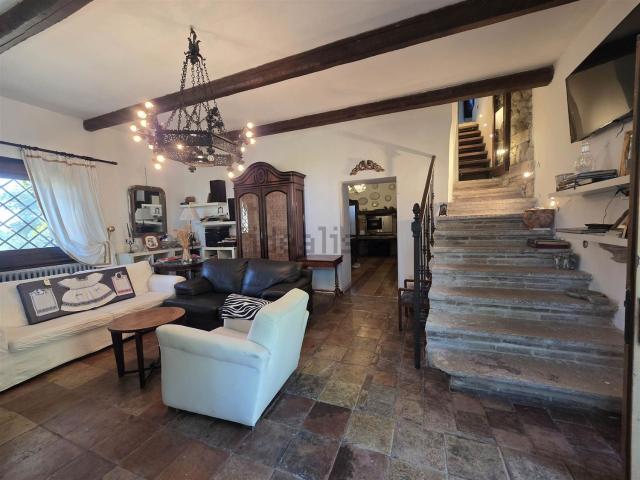 Rustici e casali in vendita di 190 m² in Via Colle Romano