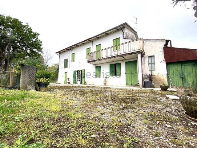 Proprietà rustica in vendita di 239 m² in Via Andrea Mantegna
