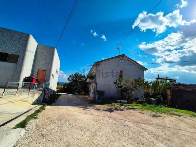 Proprietà rustica in vendita di 355 m² in Strada delle Cave