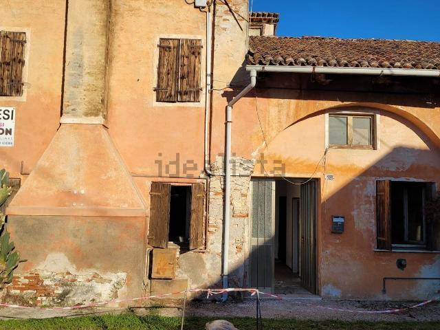 Proprietà rustica in vendita di 378 m² in Via Monte Grappa