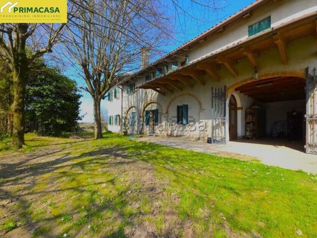 Rustici e casali in vendita di 489 m² in Piazza Caduti