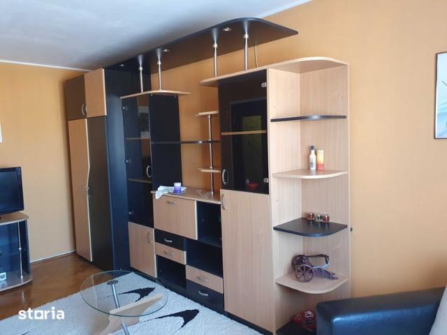 Proprietar ofer pentru inchiriere apartament 3 camere mobilat utilat