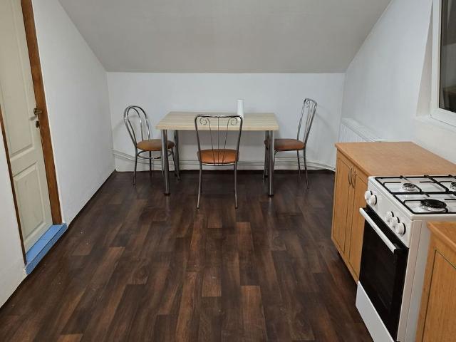 Proprietar inchiriez apartament o camera