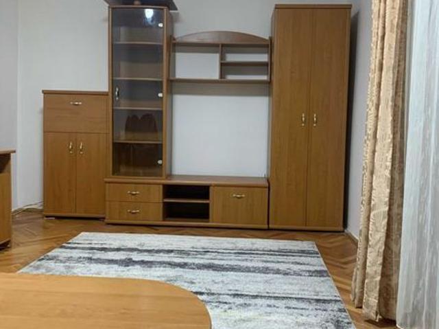 Proprietar inchiriez apartament cu 2 camere decomandat zona Bucovina