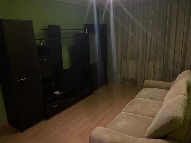 Proprietar închiriez apartament cu 3 camere aradului
