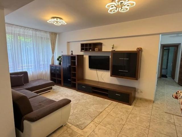 Proprietar, închiriez apartament cu 3 camere, central, mezanin