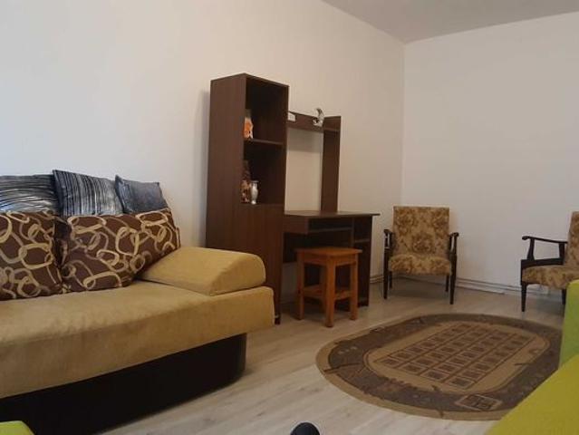 Proprietar, inchiriez apartament cu 4 camere, langa Universitate