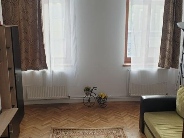 Proprietar, Inchiriez apartament in centrul istoric, mobilat si utilat