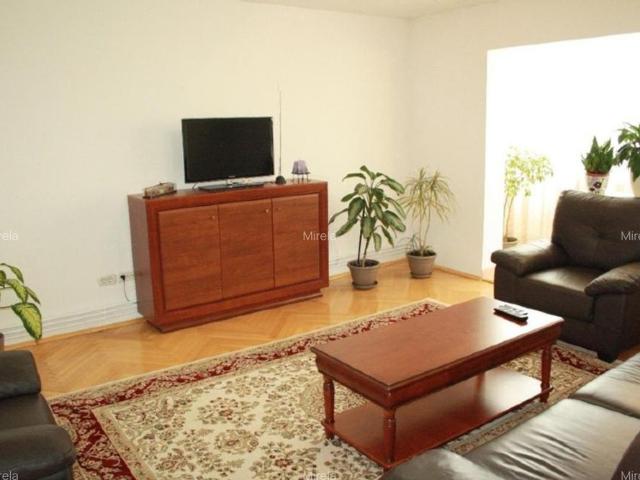 Proprietar inchiriez apartament 3 camere decomandat zona Bucovina