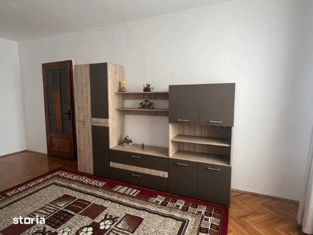 PROPRIETAR Inchiriez apartament 3 camere decomandate